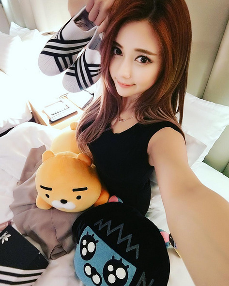 korean-dreams-girls:   Kim Ha Yul - Selca        