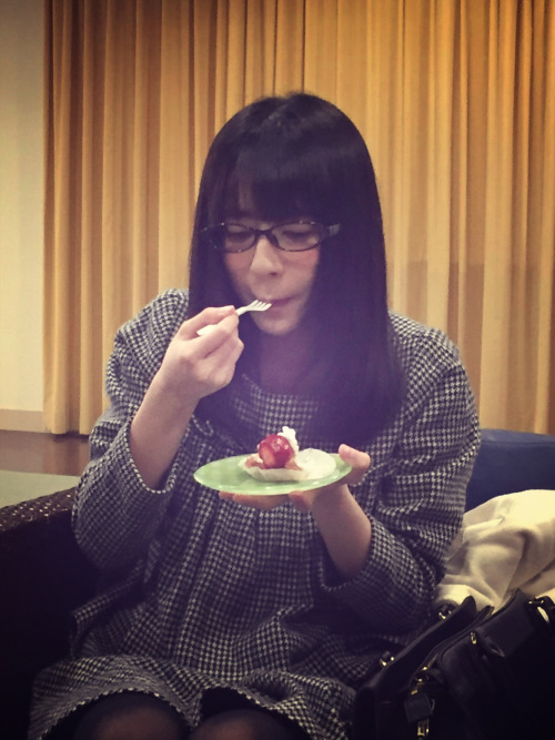soimort:     イチゴのショートケーキを食べるゆかるゆさん置いときますね   (via 岩田華怜 - ７５５)