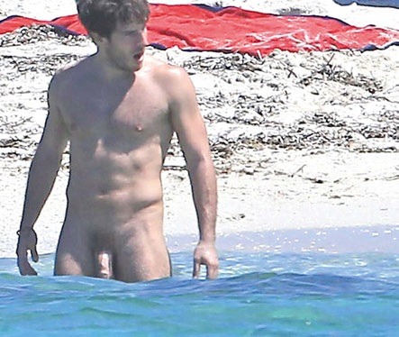 biblogdude:  famousmaleexposed:  Quim Gutierrez  caught naked at beach! Follow me