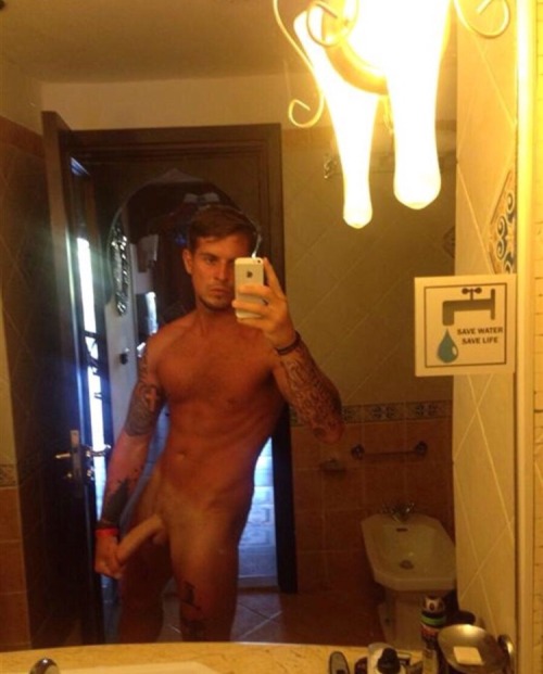 randydave69:  exclusivekiks:  Hot guy from adult photos