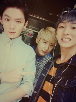 fyteensontop:   중심  The middle Chunji  가운데 너무잘생겨쏘…  The center is really handsome… trans. cr; fyteensontop 