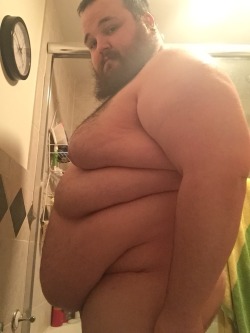 lovechubbymen:hoylmonsterjr:Guess its shower