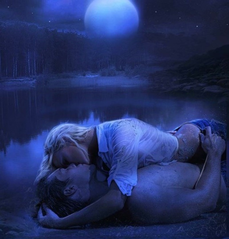 haughtyspirit:  Kiss me ‘neath the moonlight and amongst the stars above. Let’s