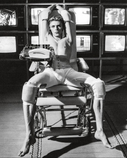 slumpy4:vintage-soleil:David Bowie, 1975 - photographed on the set of The Man Who Fell To Earth🙂