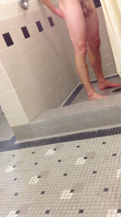 boysintheshower:myownprivatelockerroom2:Big Dicked Daddy caught in showers! Follow the Locker Room Guys…http://myownprivatelockerroom2.tumblr.com  via: http://boysintheshower.tumblr.com/