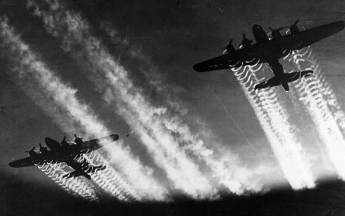 m4a1-shermayne:  A beautiful picture of Prop vortices on a pair of Boeing B-17 Flying