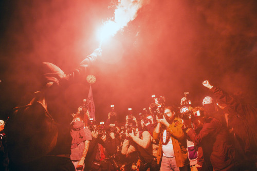 christiaantriebert:    Thousands of people in Central London, many of them dressed in Guy Fawkes masks, are taking part in the Million Mask March. They met a huge police force.