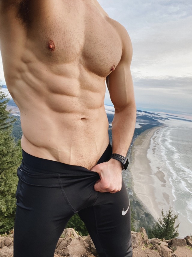 underarmourguys:gentlydownthestream:3 miles, 1,000 feet of elevation, ￼60°The things I want to do to him&hellip;