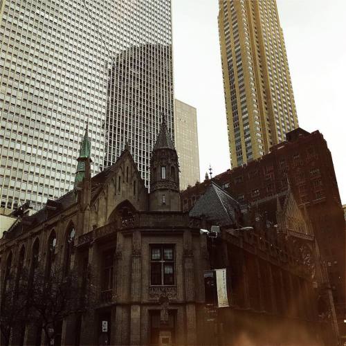 <p>Just out on an early morning walk - last couple of hours in #chicago I wanted to go inside this church but they only let you see it if you book a tour. Doesn’t seem very churchy to me. Sorry, I’m super judgmental at this hour… 😊 #churchlockout #juxtaposition  (at Holy Name Cathedral, Chicago)</p>