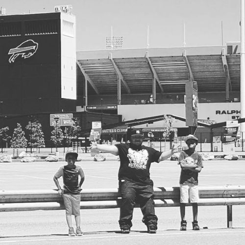 One more. Had to swing thru before i went to practice with the step kids lol 😂🏈 #BillsMafia #billsnation  #family #OneBillsDrive (at Ralph Wilson Stadium)