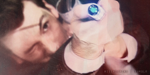 misshoopers:  Fandom Intro Meme  FOUR objects↳ The Doctor’s sonic screwdriver