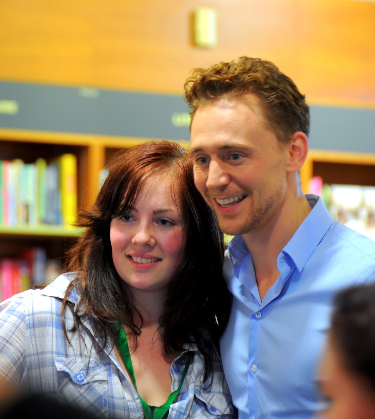 livlovesstuff:  nopenotherenow-deactivated20210:  PART 3 // Tom Hiddleston - Signing