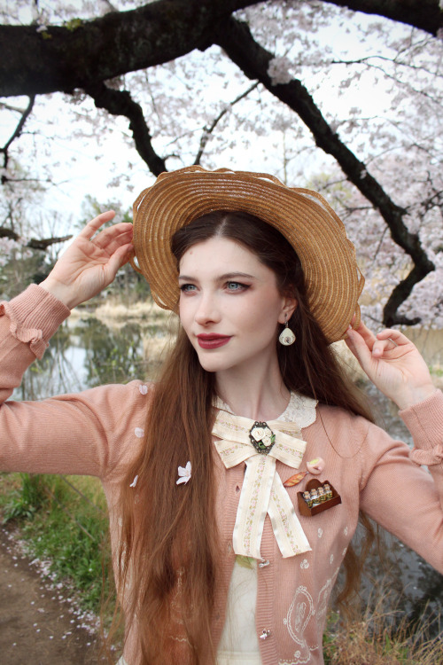 fannyrosie:Last week, Mia and I managed to do a hanami before the non-stop rain destroyed the saku