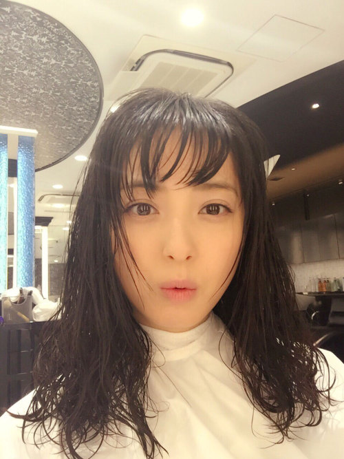 nihongirls:Actress Nozomi Sasaki hair salon selfie (Mar 2015)