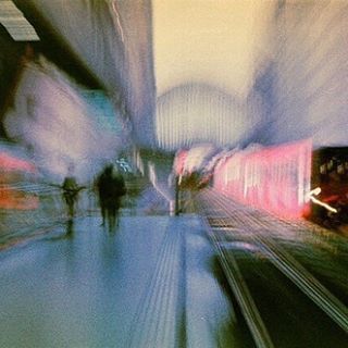 una-decepcion-mas:  Vivimos corriendo, evadiendo, olvidando los detalles y buscando
