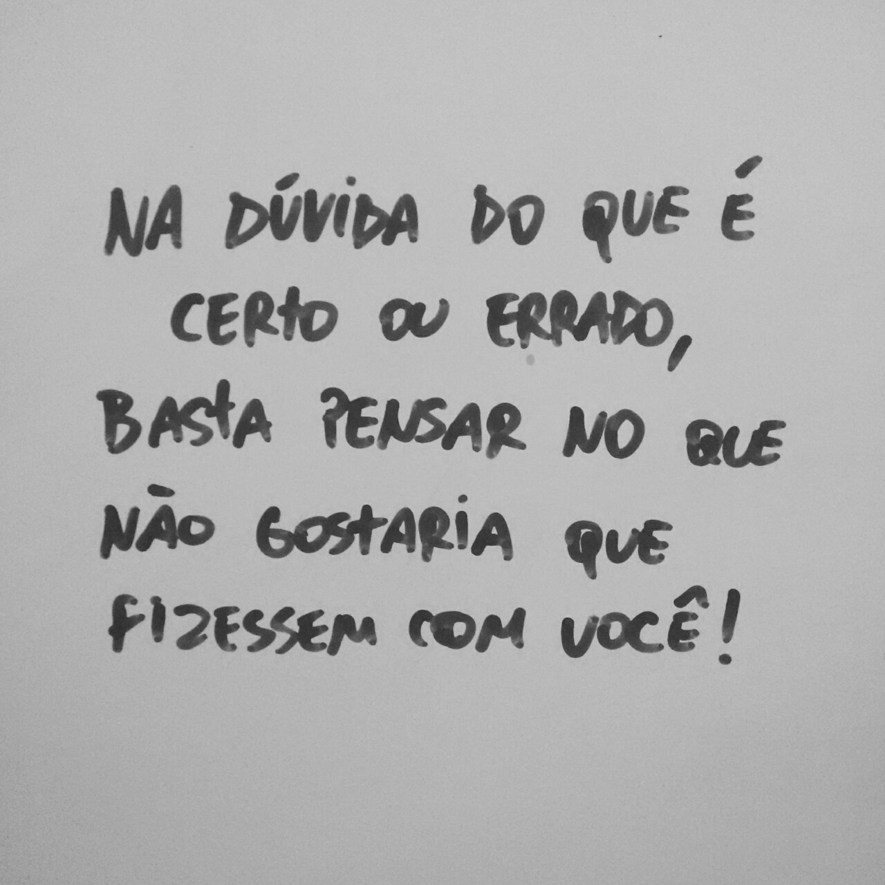 Não faça com os outros aquilo que você não gostaria que fizessem à você.