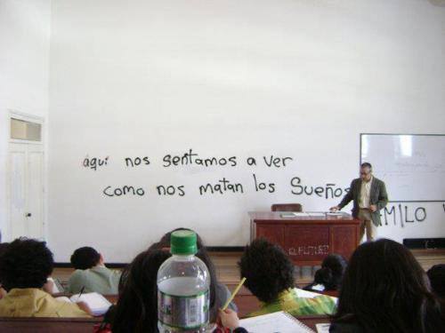 ponysalvajedejamonconswag:  mesiento-perdida-entu-mirada:  A que te humillen, como el profesor Ignacio   