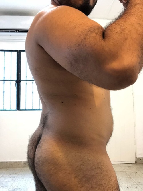 ariescub10:  Finally had some time to take these. Happy Tushy Thursday with some Tummy 🍑🐻