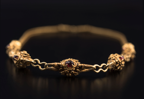 gemma-antiqua:Javanese gold, garnet, and ruby necklace, dated to the 14th to 16th centuries CE durin