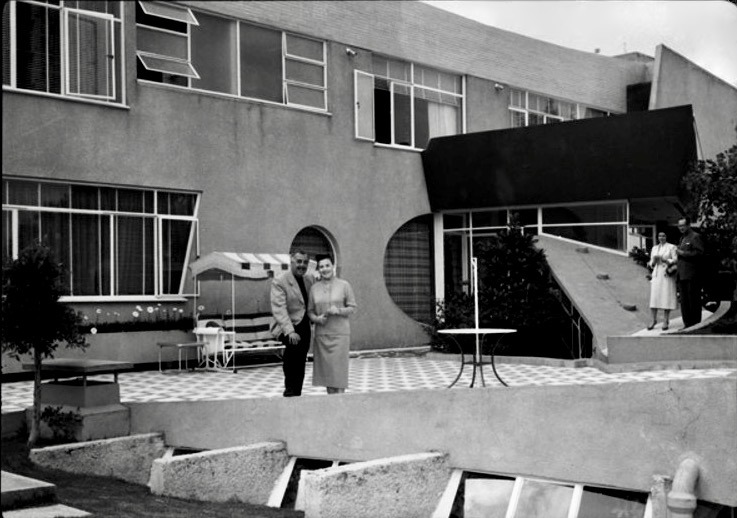 Fernando Soler y su esposa en el patio de su casa, Casa Fernando Soler, calle Rocio 142, Jardines del Pedregal, Ciudad de México... – @unavidamoderna on Tumblr