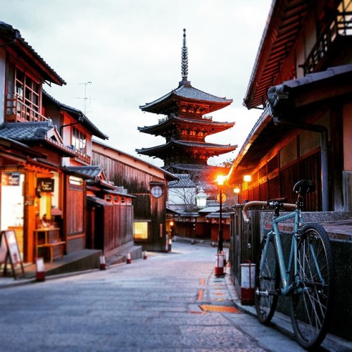 thebicycletree:#Yasaka #kyoto #tower #surly #bikelove #japanesearchitecture #japanfocus #jp_gallery 