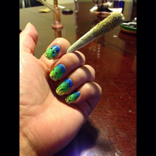 Mini bat lol #ocb #ocbslim #onlythebest #rollocb #nailsvsnugs #nailsnnugs #ganjagirls #girlsgoneweed