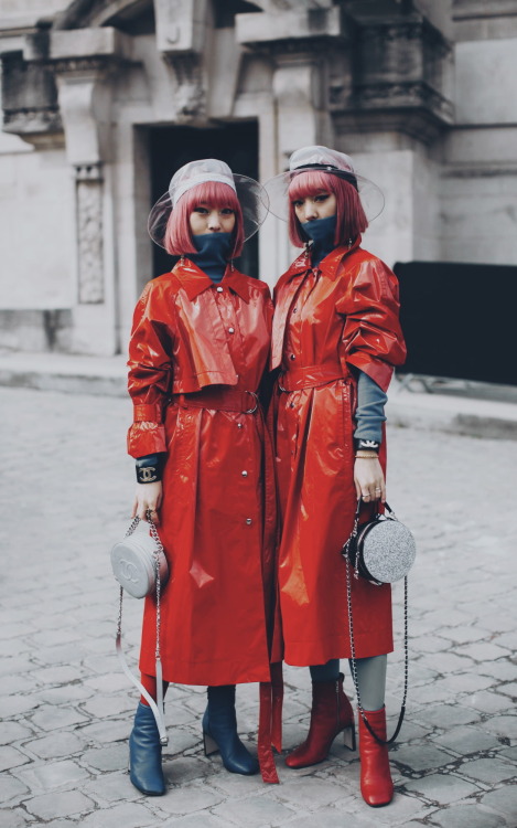 Twinning Edge / Flawless Street Style Snaps Paris Fashion Week / Fall 2018