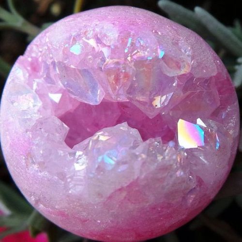 the-wiccans-glossary:  The Wiccan’s Glossary   Pink Aura Quartz
