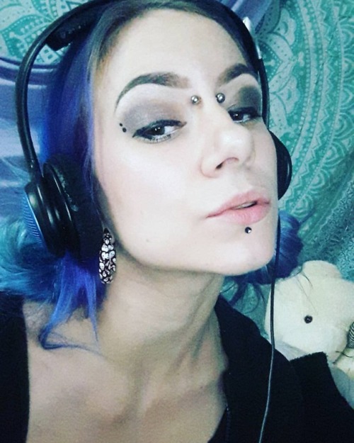 🦏🦏🦏 mygirlfund.com/HotPepper #cute #canadian #headphones #colourfulhairdontcare #makeup #piercedgirls #piercings #mygirlfund #mygirlfundgirl #ilovemygirlfund