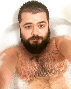 hairycub81:Stressed out relaxing bath needed.  #bathtime #tummytuesday  (at Oval, London)