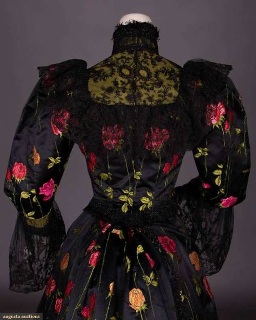 tattedpetticoats:costumeloverz71:Dinner Dress c. 1892 @marzipanandminutiae