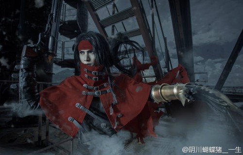 which-instant: Vincent Valentine cosplay by 阴川蝴蝶猪  (apparently this cosplay took him three years to 