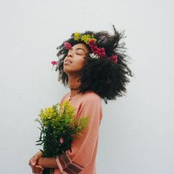 2jam4u:  pangeasgarden:  the rush… It’s refreshing #flowers #naturalbeauty #blackwoman #serenity   credit to @themanwholovedflowers please :) 