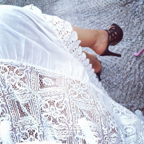 Transparency, lace, suspenders and nylon stockings #lace #whitelace #jarretelles #basnylon #bascoutu