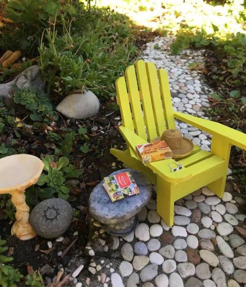 Mini eclipse-viewing scene from Seattle miniaturist Janit Calvo of Two Green Thumbs Miniature Garden