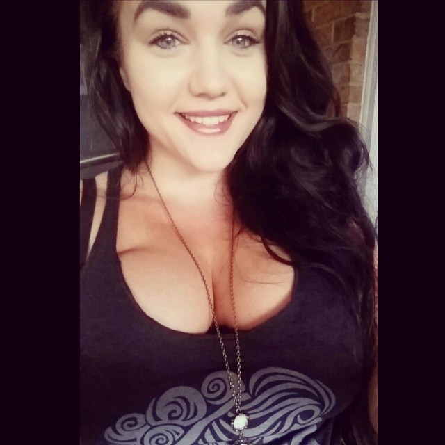 athenablaze:  Haaaiiii chEeEeEese!!!! #dailydose #shellfies are these annoying yet?