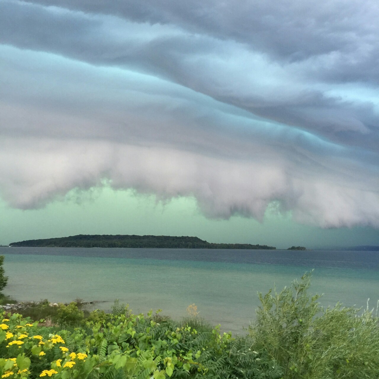 fatespinner:  Caught some wicked pictures of the storm that hit my town today. Never