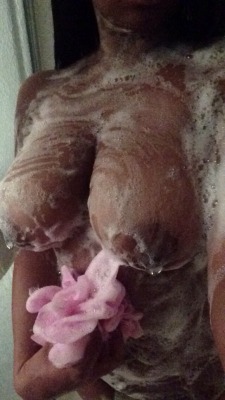 cutelittlecocoabunny:  Shower time 