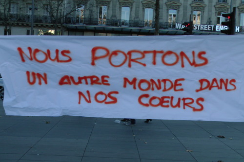 Vu à Paris, en solidarité avec l’accio libertaria de Sants.Le 30 octobre les neu