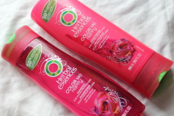 xoxo-whitney: this rose shampoo/conditioner smells so fab 
