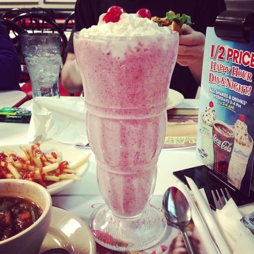 mildrose:  bonit-a:  kurtslibido:  red velvet shake #redvelvet #steaknshake #dying  GIVE ME!  THERE’S SUCH THING AS A RED VELVET SHAKE LORD HELP ME 