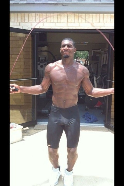 talldaddy:  hottstallion:  Dez Bryant :Hunks, Bulges & Cocks.  Nice print out!    www.talldaddy.tumblr.com/archive/2011/3  