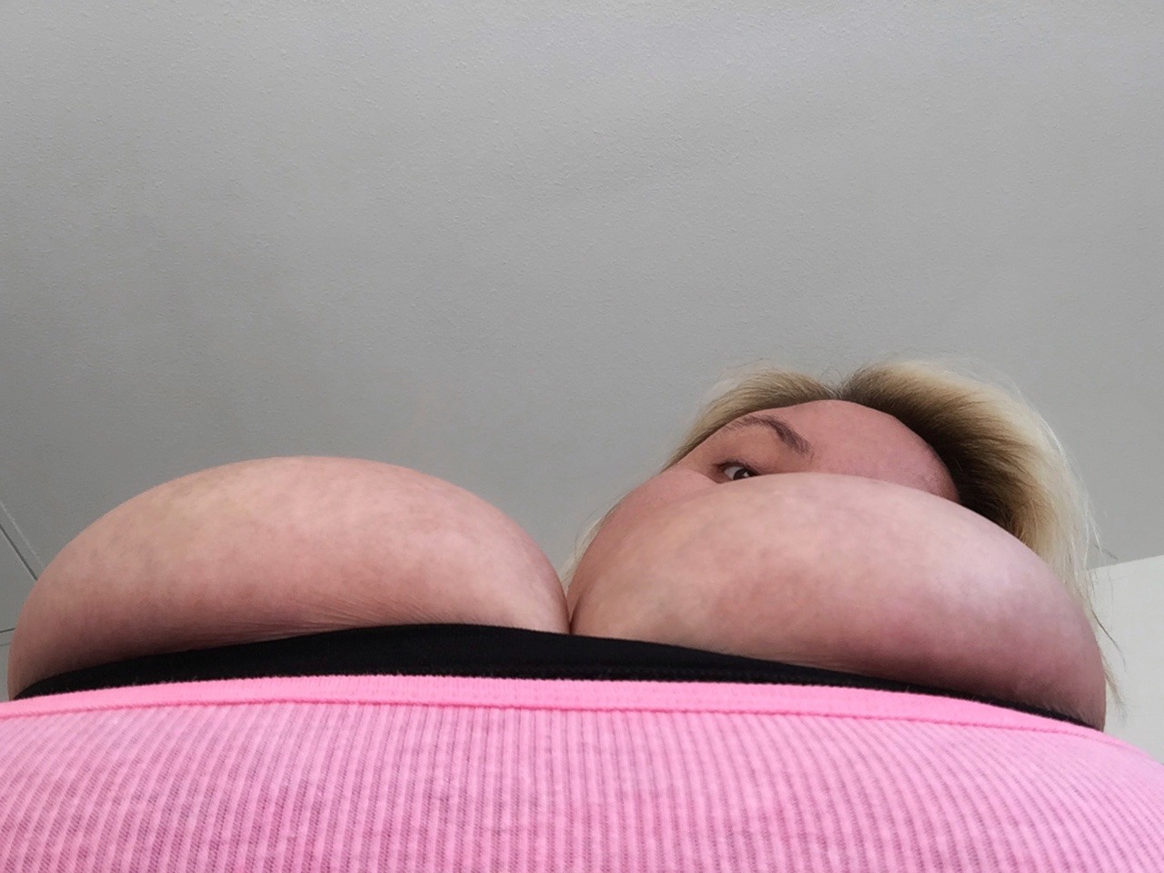 mealsreadytoeat:  Cupcake tits in a tight sports bra 😘