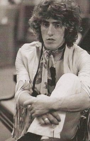 soundsof71:  Roger Daltrey, such a babe! An early fringe style, and omg, that scarf! 