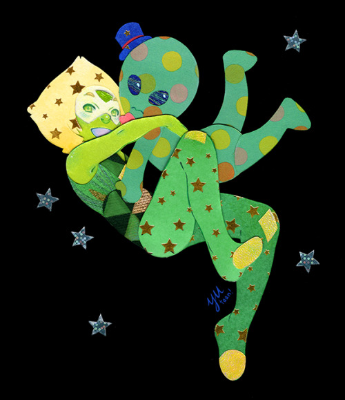 yutaan:Papercraft commission of Peridot (plus an alien plushie)! I love that star-patterned paper, plus it helped pull the space theme together. Good times with crystalline alien lifeforms!