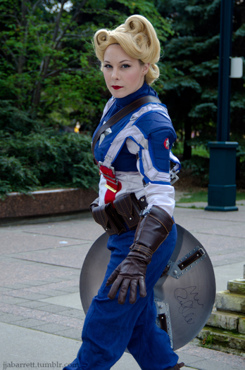 dieselpunkflimflam:  Captain America, by these dangerousladies.