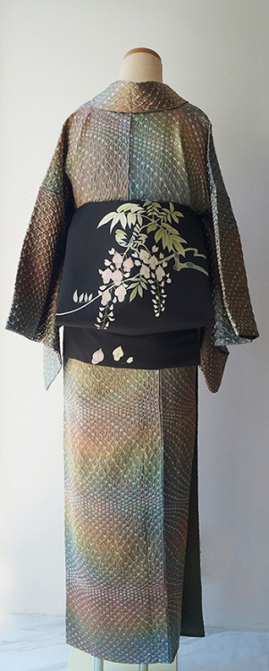 Mesmerizing iridescent like bokashi (gradation) shibori kimono, paired with a delicate fuji (wisteri