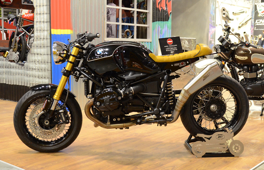 nakajima46works:  BMW Custom in EICMA EICMAミラノショーで見かけたBMWカスタム達。3年前まではまったくなかったカスタムBMWが、ここ数年で急激に増えていて、ちょっとしたブームになっているそうです。カスタムのクオリティは様々ですが、日本では見る事のできないようなカスタムもあって面白いです。左上のアルミ外装のモノレバーR65はミラノのRadikal