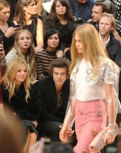 miloprada:  Sienna Miller and Harry Styles looking at Cara Delevingne during Burberry S/S 2014 RTW fashion show, London Fashion Week. 