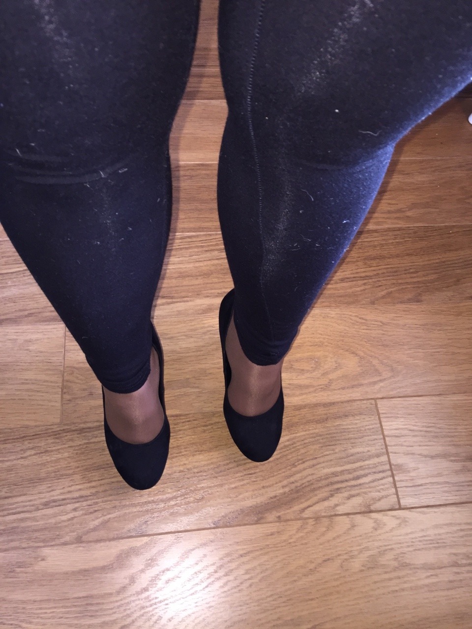 shinypantyhosefan:  sexywifeintights:  Shoes on or off ? Either way I’m gonna cum